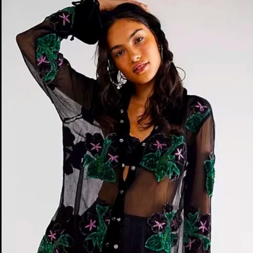 Rare limited edition Free people shirt with embroidered flowers 🌸💕